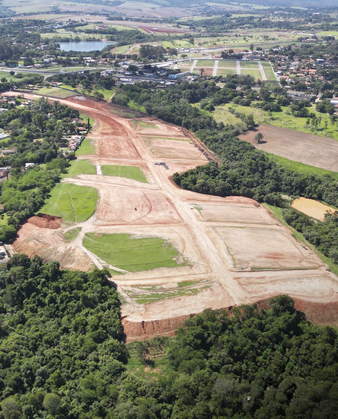 Vista aérea dos lotes do condomínio em Araçoiaba da Serra com acesso pela Rodovia Raposo Tavares